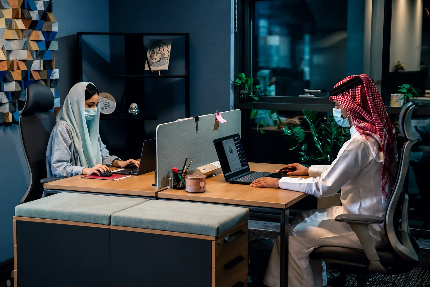 عضوان من فريق مراقبة الإنترنت يعملان معًا داخل المكتب