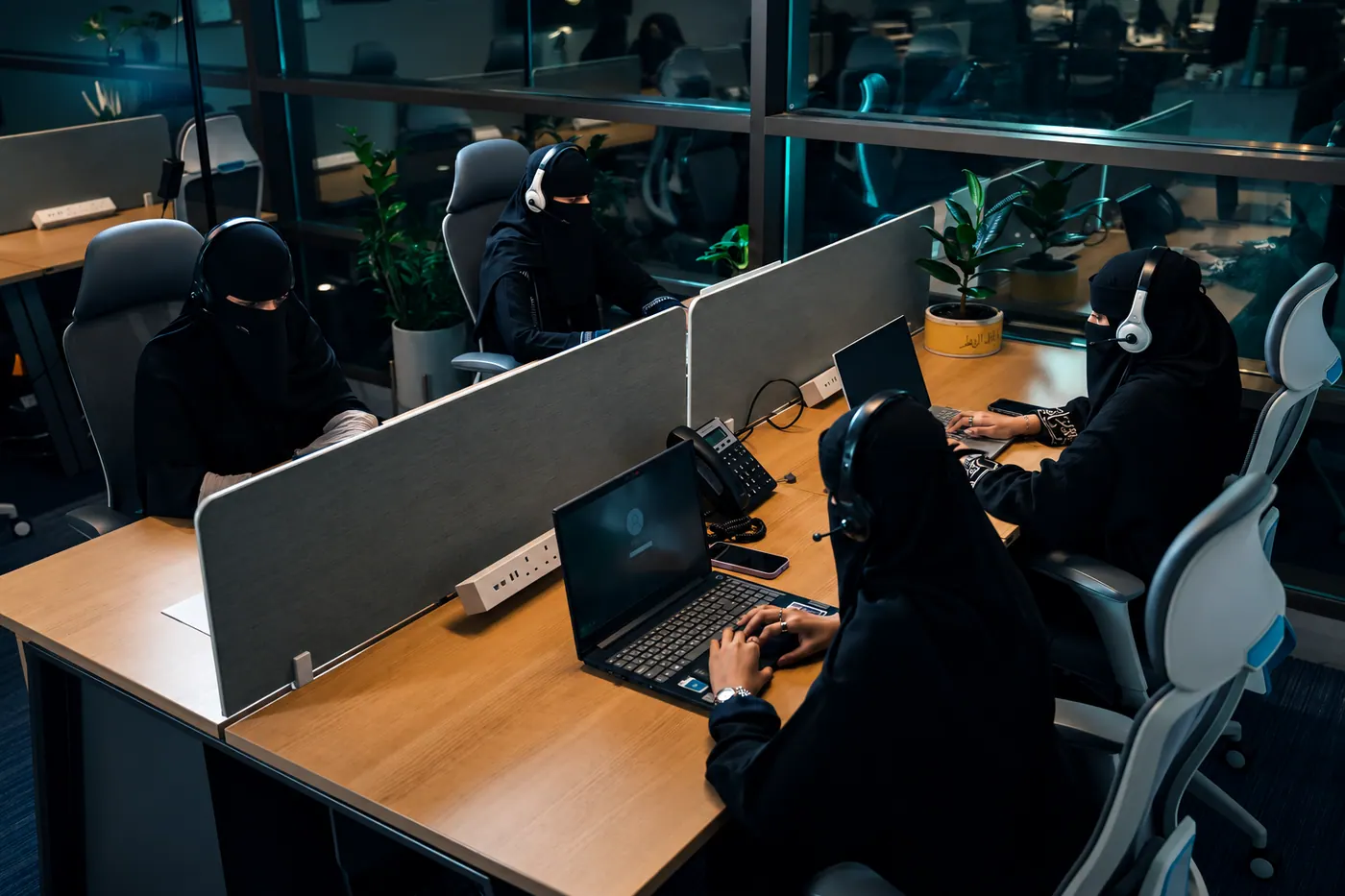 فريق مراقبة الإنترنت أثناء العمل داخل المكتب